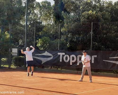 25276 11 TENIS del Domingo rodeado de verde