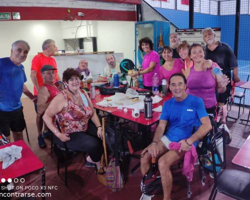 la pasamos re lindo :Encuentro Grupal ¿JUGAMOS AL PADDLE ? 