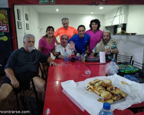 Todos lejos de las facturas...solo para la foto! Jaja :Encuentro Grupal ¿JUGAMOS AL PADDLE ? 