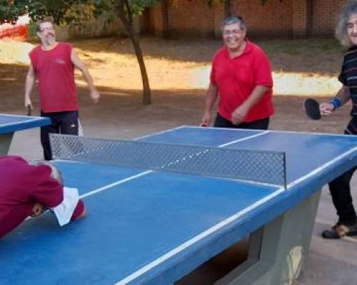 Jugando la revancha de dobles. También perdimos. Jajaja. Por eso habremos quedado patas para arriba. :Encuentro Grupal PING PONG-Tenis de mesa