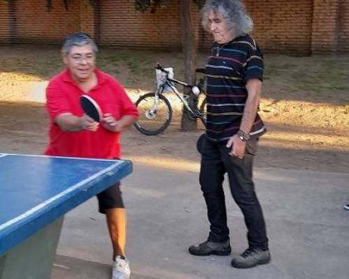 Jugando con Roberto partido de dobles. (Perdimos...) Jajaja. :Encuentro Grupal PING PONG-Tenis de mesa