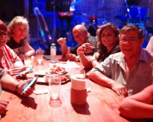 Compartiendo con amigas y amigos un momento muy entretenido,  Vintage Banda de Rock :Encuentro Grupal VINTAGE BANDA EN VIVO FOOD & LIVE MUSIC