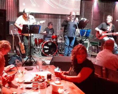 25355 7 VINTAGE BANDA EN VIVO FOOD & LIVE MUSIC