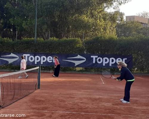 Encuentros Grupales (20/03/2022) :   TENIS del Domingo rodeado de verde 