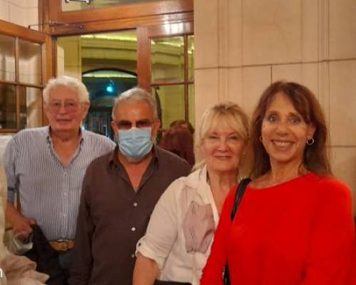 Los seis asistentes de encontrarse a la Gala Lirica a la entrada del Sirio Libanés :Encuentro Grupal GALA LIRICA  CLASIICA en el  SIRIO LIBANES