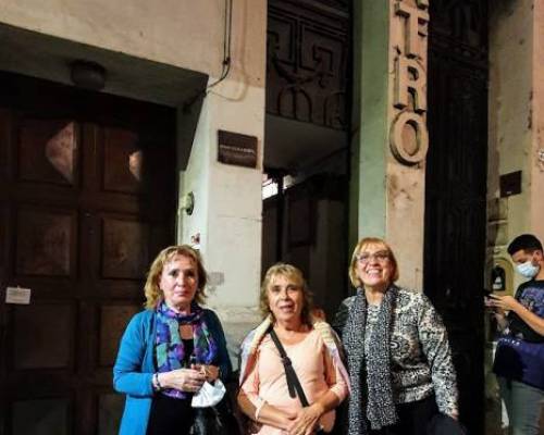 Muchas gracias Marta y Aída por acompañarme al teatro y también en la amable cena en Gratto Restó !! :Encuentro Grupal LATE EL CORAZÓN DE UN PERRO 