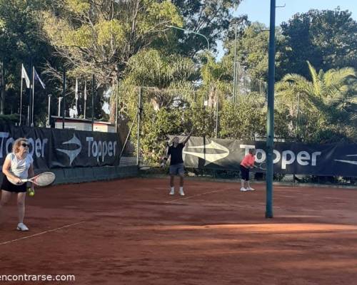 Encuentros Grupales (27/03/2022) :   TENIS del Domingo rodeado de verde 