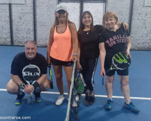 Joselo era  foto de padel ...no del Ciclon. Pose muy futbolera! Jaja :Encuentro Grupal ** JUGAMOS AL PADDLE **