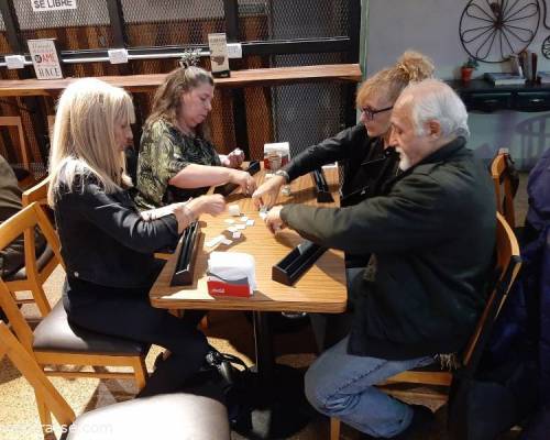 Que concentracion la de esta mesa. No volaba ni una mosca!! Jaja :Encuentro Grupal JUGAMOS AL RUMMY – Cuarto Año 2022 “ EN MONTE CASTRO 