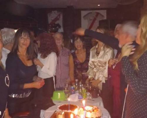 Feliz Cumple Vero. Que bueno que decidiste venir y compartir alli tu cumple 🤗😉 :Encuentro Grupal Repetimos cumples en Champs Elysses