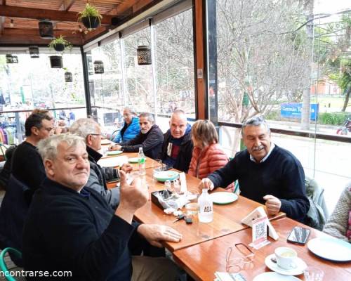 26077 4  EZO Encontrarse Zona Oeste Merienda quizás cena para festejar la amistad.