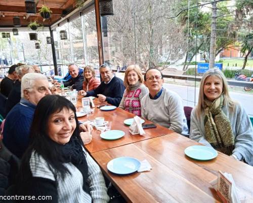 26077 5  EZO Encontrarse Zona Oeste Merienda quizás cena para festejar la amistad.