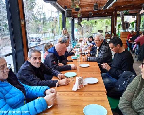 26077 6  EZO Encontrarse Zona Oeste Merienda quizás cena para festejar la amistad.