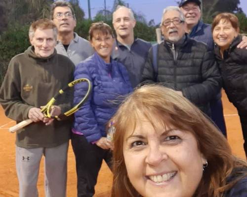 Grande Marian!! En la cancha y como fotógrafa , especialidad selfies 😉 :Encuentro Grupal TENIS del Domingo rodeado de verde * NUEVO HORARIO*