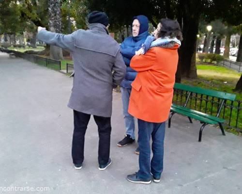 26360 3 AUNQUE HAGA FRIO EL CALOR  HUMANO SE DEMUESTRA CAMINANDO