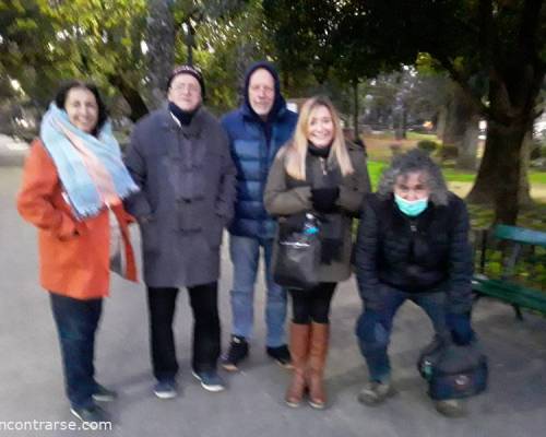 26360 4 AUNQUE HAGA FRIO EL CALOR  HUMANO SE DEMUESTRA CAMINANDO