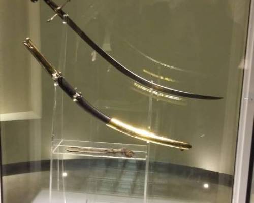 Sable corvo de San Martín. Fue el arma que acompañó al Libertador de América en todas las batallas por la independencia. Lo compró en Londres en 1811 y se destaca por su sencillez, no posee piezas de oro, arabescos ni otros materiales costosos populares.. :Encuentro Grupal Museo x 2 es la promo mas mejor !!!!!!!!!