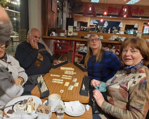 Maberick ni para la foto se desconcentra. :Encuentro Grupal JUGAMOS AL RUMMY – Cuarto Año 2022