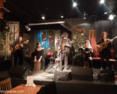 A la :Encuentro Grupal ME ACOMPAÑAS A ESCUCHAR RUMBA FLAMENCO Y BAILAR EN BOLIVAR 862 SAN TELMO EL BANDOLEIRO GUITARRA Y VOZ ?????