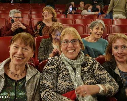 Muchas gracias @SICUNDELA y @MAARTAA por acompañarme al teatro !!  :Encuentro Grupal LA BATALLA DE LOS AUSENTES (entradas agotadas)