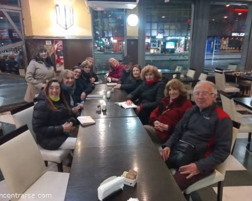 Juntos. Una vez más. Disfrutando. Divertidos. La creatividad y una amistad nueva y gratificante. ¡Salud! :Encuentro Grupal Taller literario "Te doy la palabra"