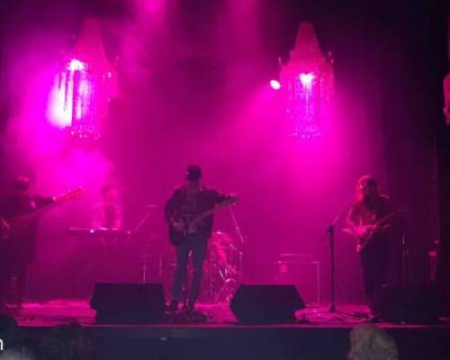 26967 2 Soft Rock ¿Vamos a escuchar una banda de rock a un bar joven, con toda la onda? Esta movida también es para nosotros, ¿no les parece? 