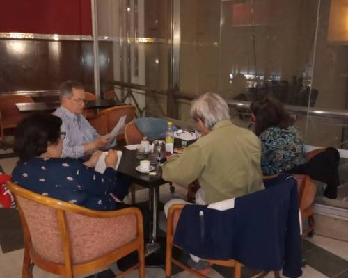 Carlos muuuy concentrado. Un buen texto con palabras simples y concisas Muestra de que la buena literatura no requiere de sofisticación. :Encuentro Grupal Taller literario- Te doy la palabra BIS