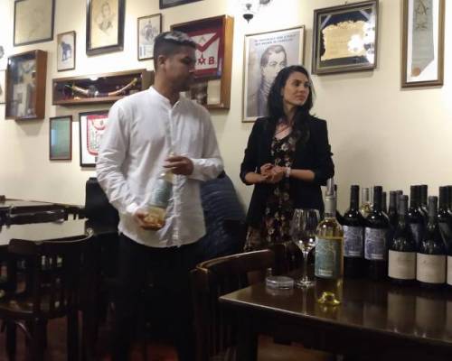 Deleitamos nuestros sentidos con 5 etiquetas de bodegas boutique. Buenísimos. :Encuentro Grupal Cata de vinos en El Café de Marco