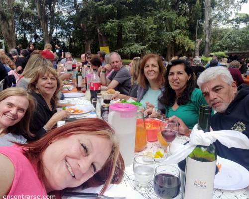 Una mesa rodeada de amigos! :Encuentro Grupal AMIGOS son FAMILIA !!