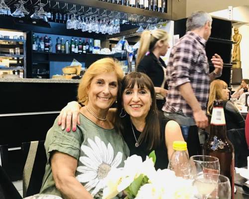 Hermosa foto de 2 grandes amigas! :Encuentro Grupal ESTAMOS  DE  FESTEJO  y  QUEREMOS  ACOMAPAÑARLA  EN  SU  DIA !! 