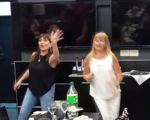 La chicas💃 de "Pasion de... Viernes a la noche" jaja . Divinas Sil y Marisu :Encuentro Grupal ESTAMOS  DE  FESTEJO  y  QUEREMOS  ACOMAPAÑARLA  EN  SU  DIA !! 