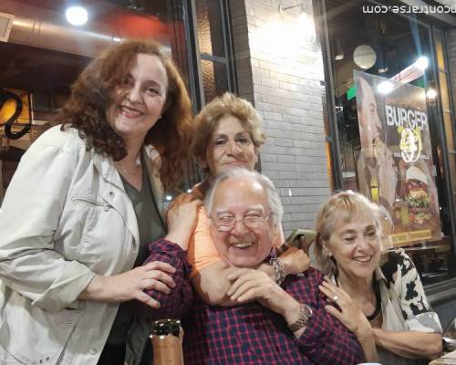 José rodeado tal como le gusta. Mujeres bellas cercándolo. :Encuentro Grupal Taller de escritura creativa: