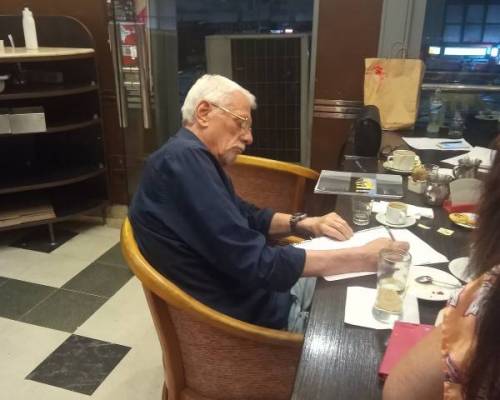 Norberto, Eduardo, Nacha y Glory- fue un honor sentarme a la mesa compartida con estos distinguidos escritores. Gracias por la recepción. Que tengan buen comienzo de año. :Encuentro Grupal Taller de escritura creativa: Te doy la palabra