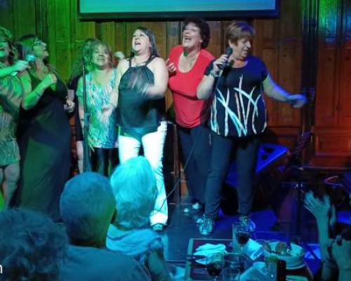 Quienes son esas locas? Jajaja :Encuentro Grupal KARAOKE  AL ESTILO DE SIEMPRE, DIVERTIRNOS