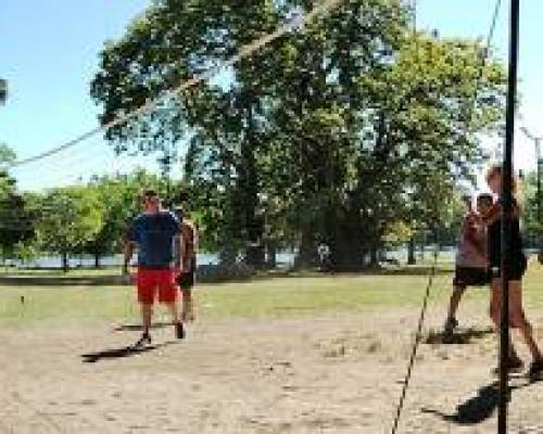 27893 2 Juguemos al voley recreativo