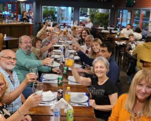 Hermosa mesa :Encuentro Grupal Compartimos la cena en Pilar ?