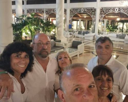 Selfie en el hall del hotel despues de la fiesta de blanco. Por suerte ya estabamos bastante tostados para contrastar. :Encuentro Grupal Vivamos Juntos el Mejor Caribe 100% Diversión en grupo