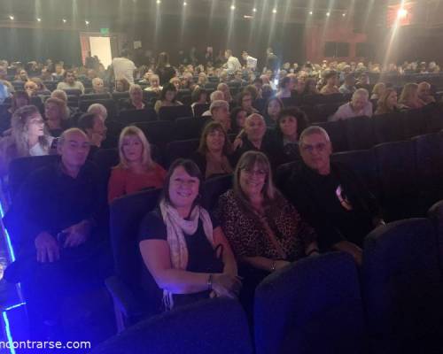 Primera fila: BETTITA,CRISTINA Y VÍCTOR :Encuentro Grupal NOCHE DE CLASICOS