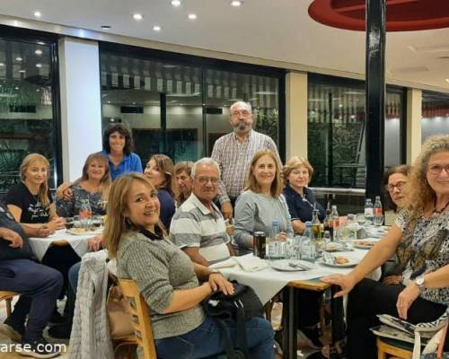 Fin de fiesta!!!. Luego de jugar algunos nos quedamos para cenar y seguir conversando :Encuentro Grupal JUGAMOS AL RUMMY – quinto Año 2023“  VDParque