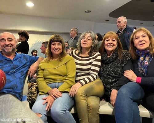 Linda gente :Encuentro Grupal LOS NOVATOS JUGAMOS AL BOWLING