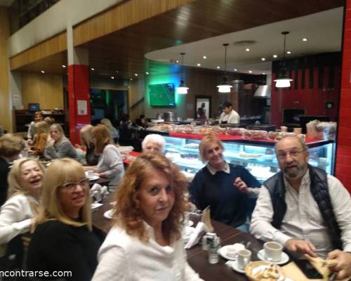 Florentino a cargo de la mesa de los nuevos. A aprender el triomino!!! :Encuentro Grupal TRIOMINOIII