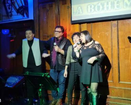 Cuarteto cantando a los amigos. :Encuentro Grupal "NOCHE DE CANCIONES Y BAILE"