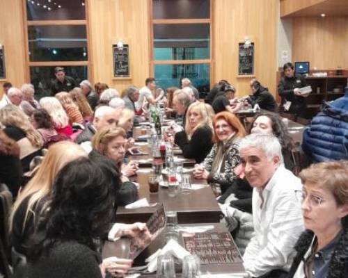 Una cena como siempre con un grupo muy divertido y nos quedamos hasta cualquier hora con algunos apura risa en esta foto tratando de llenar la planilla del viaje a Mar Del Plata gracias Gabriel por la organización de siempre :Encuentro Grupal Cena y Cumpleaños Gasoleros si te va te veo veo.-