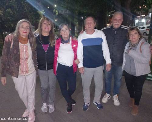 29182 4 Caminamos y tomamos un cafe
