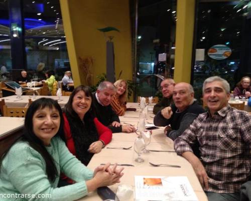 Mesa de distintos puntos cardinales. Presente el Sur, Oeste y Norte. :Encuentro Grupal ¿Compartimos la CENA??? ?????‍♂️?‍♀️?