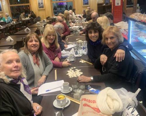Muy lindo el grupo de juego en esta mesa. :Encuentro Grupal TRIOMINO VI