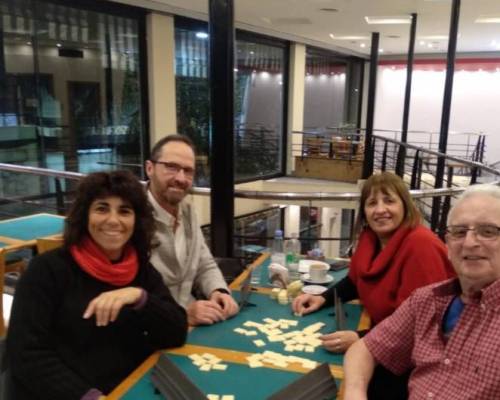 Una de las mesas de los nuevos en el rummy :Encuentro Grupal JUGAMOS AL RUMMY – quinto Año 2023“ 