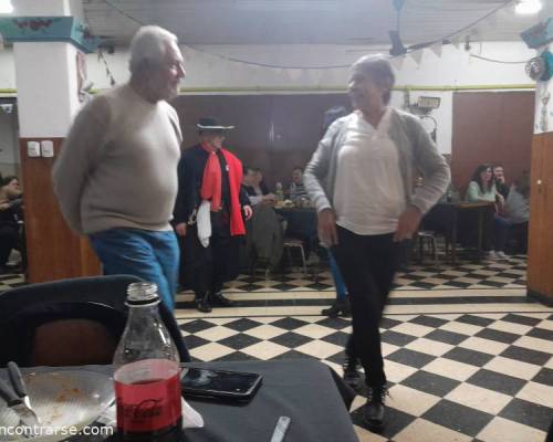 Marta y Roberto mostrando sus destrezas.... :Encuentro Grupal Peña  Folclorica