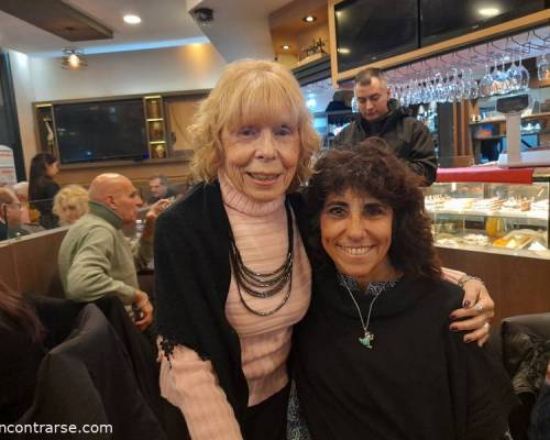 Que linda foto. Una alegria siempre coincidir en las salidas con Cristina :Encuentro Grupal COMER, BAILAR, DISFRUTAR !!!!