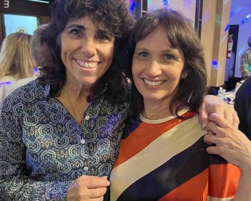 Con Lilianh. Nueva compañera de triomino, coincidimos tambien esta noche :Encuentro Grupal COMER, BAILAR, DISFRUTAR !!!!